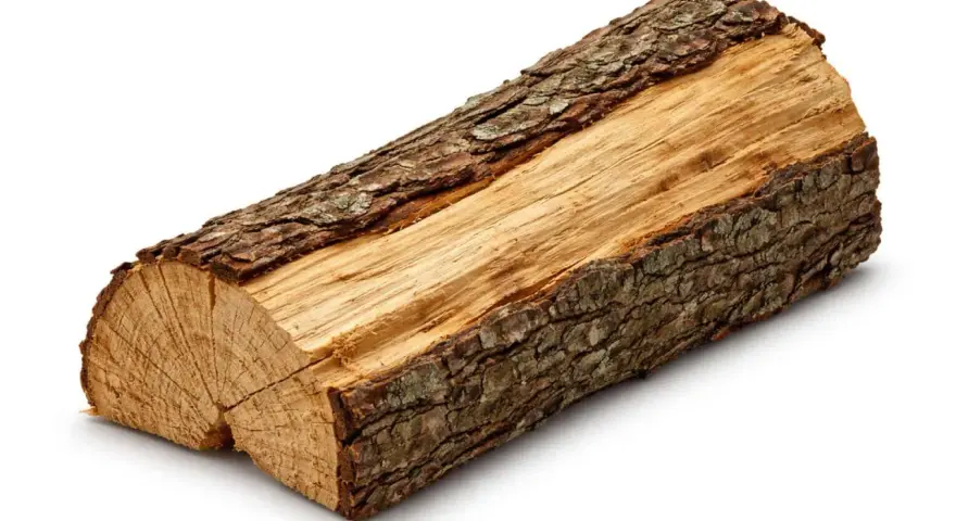 Un morceau de bois fendu, prêt pour la cheminée. Combien de stère pour un hiver ?