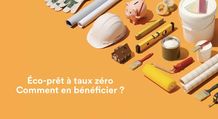 Outils de rénovation, tirelire cochon, casque et maison miniature sur fond orange.