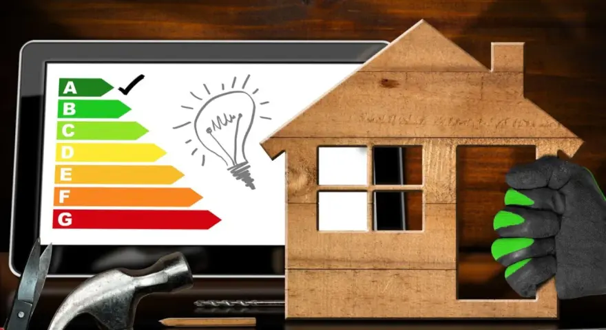 Améliorez l'efficacité énergétique de votre maison avec un prime renov radiateur. Outils de bricolage et étiquette énergie sur un écran.