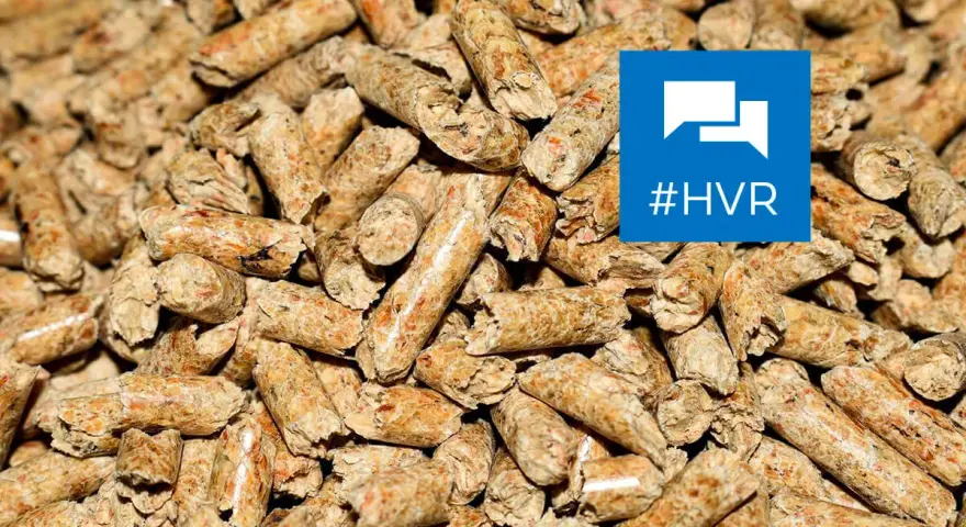 Gros plan sur une **composition de pellets** de bois, combustibles écologiques. Un logo bleu avec le hashtag #HVR est superposé.
