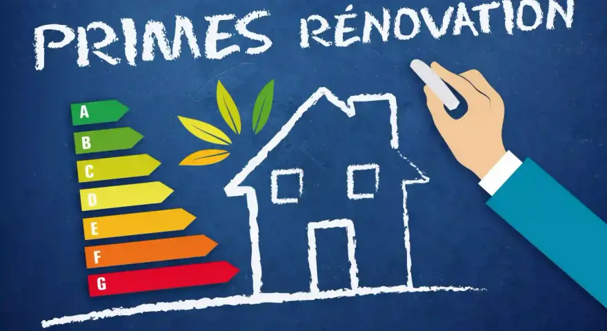 Une main dessine une maison sur un tableau bleu, avec une échelle d'efficacité énergétique et le texte "PRIMES RÉNOVATION".