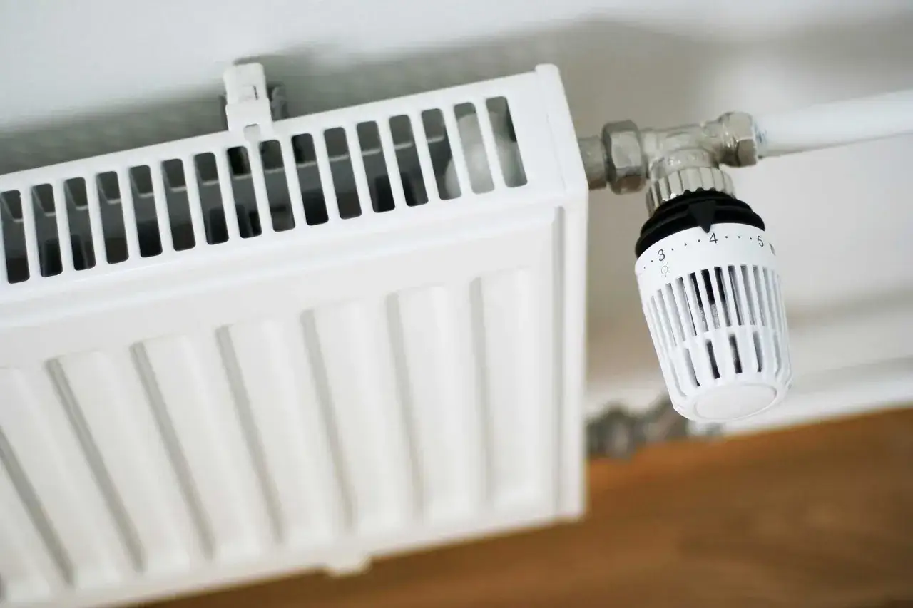 Radiateur blanc avec robinet thermostatique réglable, idéal pour un prime renov radiateur.
