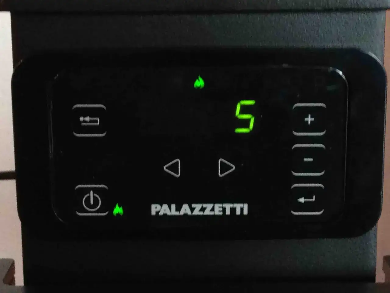 Panneau de commande d'un poêle Palazzetti. Le réglage de la puissance est sur 5, avec des icônes pour monter/descendre la température et allumer/éteindre.