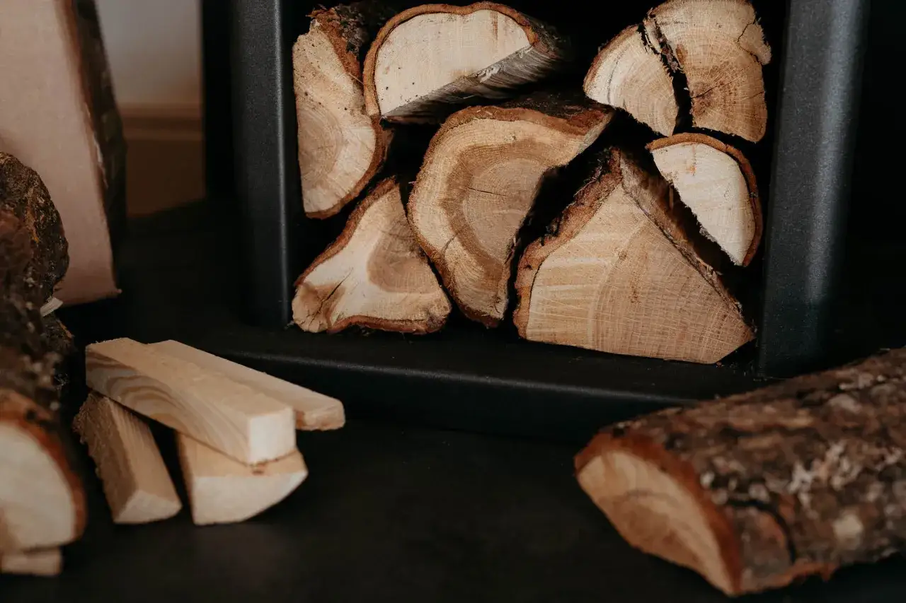 Des b&ucirc;ches de ch&ecirc;ne empil&eacute;es, pr&ecirc;tes &agrave; &ecirc;tre transform&eacute;es en bois de chauffage pour r&eacute;chauffer la maison.